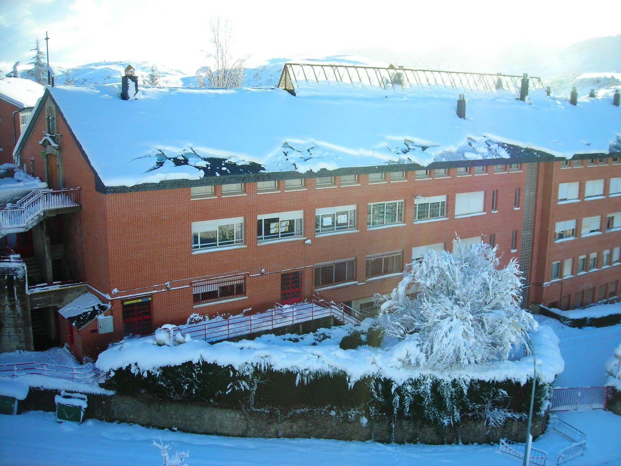 Residencia Albergue Jaca Bagian luar foto