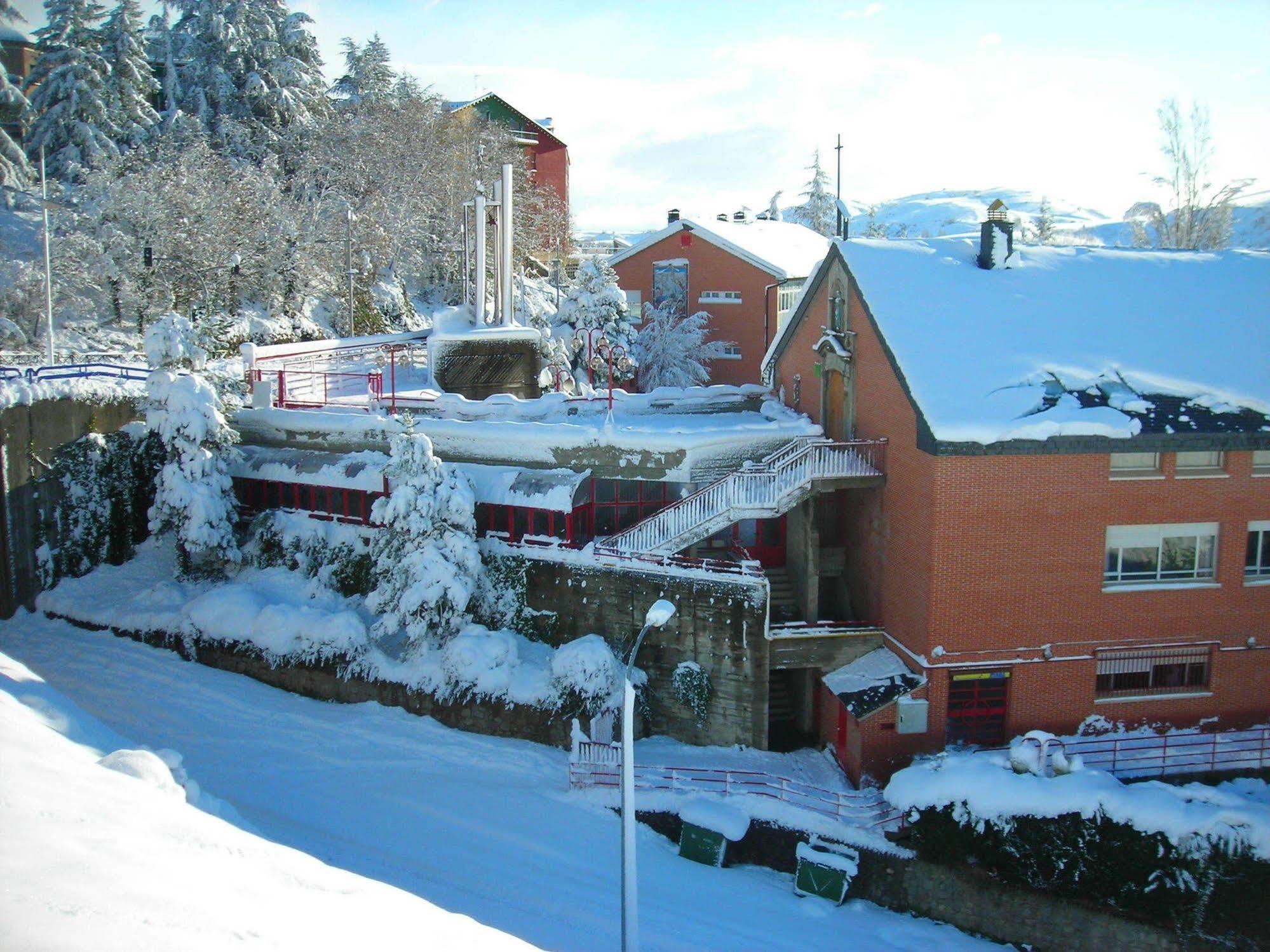 Residencia Albergue Jaca Bagian luar foto
