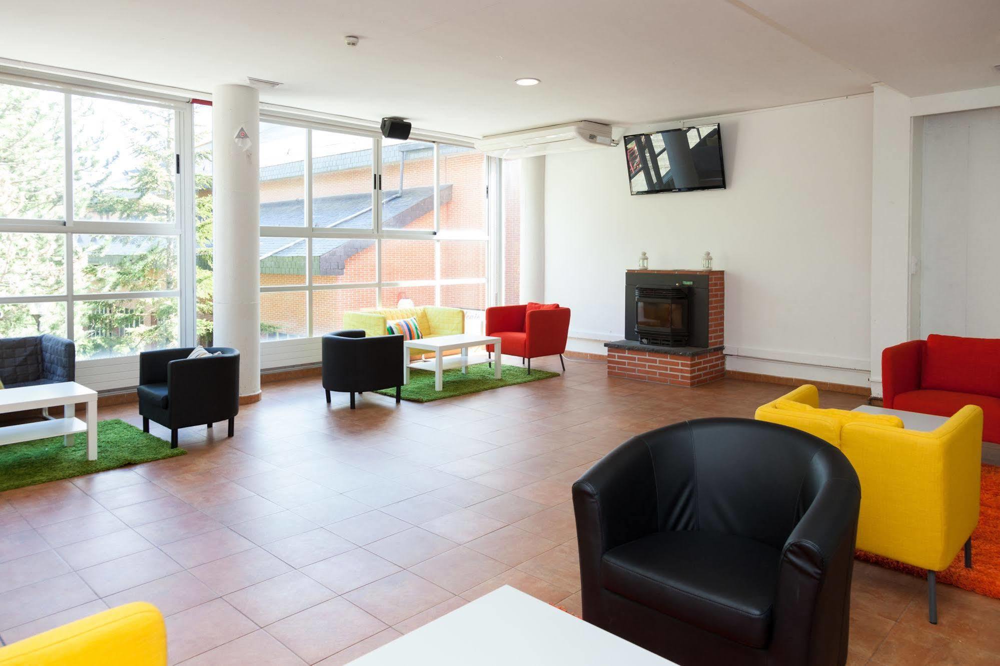 Residencia Albergue Jaca Bagian luar foto